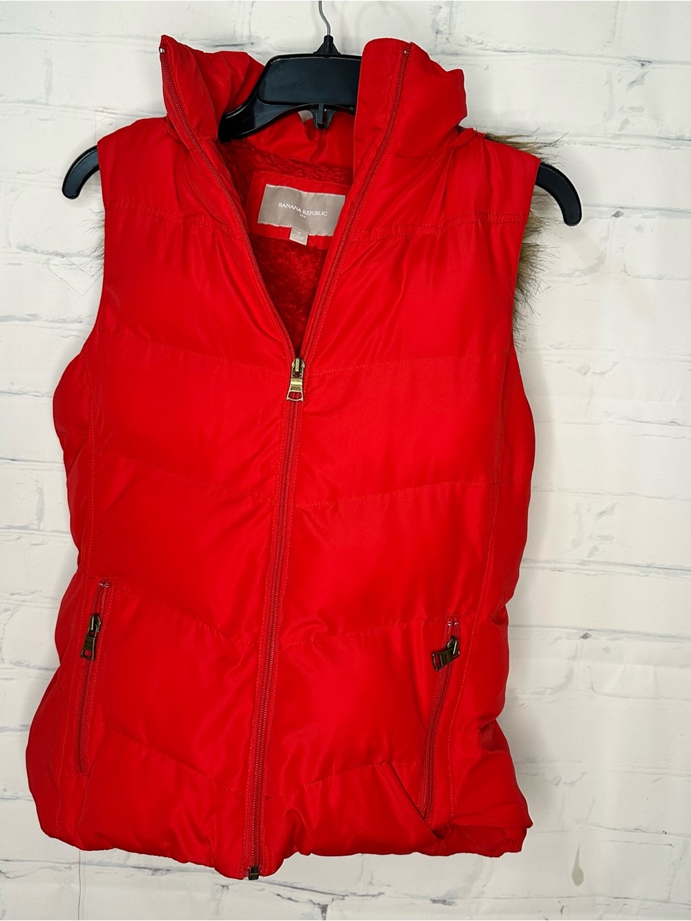 Women’s Banana Republic Size Small Red Puffer Vest With Fur Hood‎
